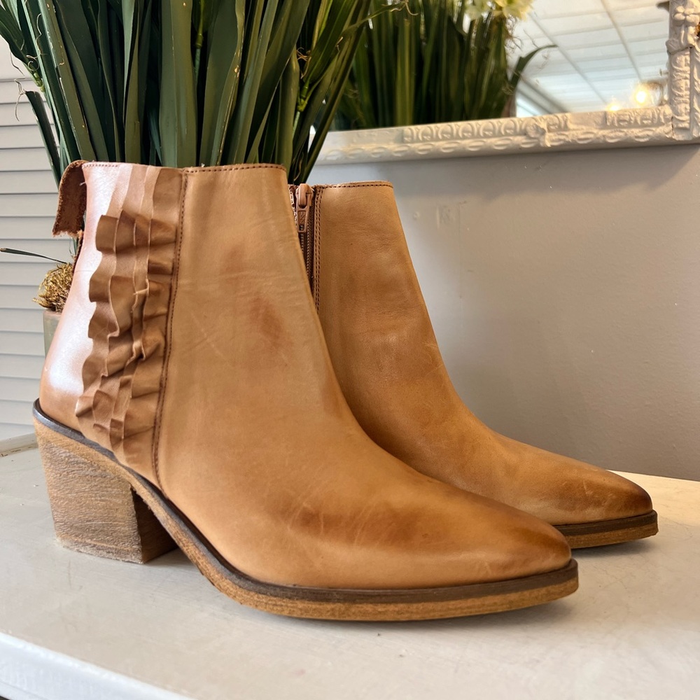 Mala Vita ruffled ankle boots